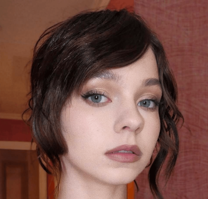 Emma Myers es tan hermosa y tierna