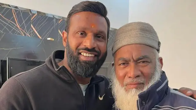 قال ديباك كومار إنه شعر بالانزعاج لرؤية متشددين هندوس يتحدثون بفظاظة مع فاكيل أحمد صاحب المتجر المسن