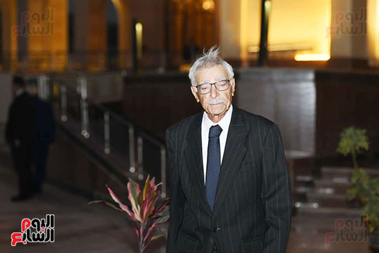 أسرة الراحل الدكتور مفيد شهاب تستقبل المعزين بمسجد المشير طنطاوى (7)