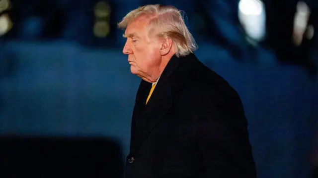 سار الرئيس الأمريكي دونالد ترامب في الحديقة الجنوبية للبيت الأبيض بعد وصوله على متن طائرة "مارين ون" إلى واشنطن العاصمة، فجر يوم الاثنين 9 فبراير/شباط 2026. 