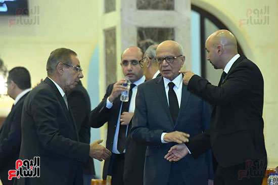 أسرة الراحل الدكتور مفيد شهاب تستقبل المعزين بمسجد المشير طنطاوى