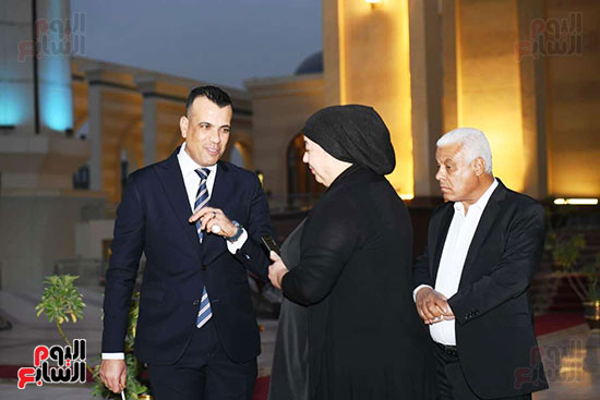 أسرة الراحل الدكتور مفيد شهاب تستقبل المعزين بمسجد المشير طنطاوى (13)