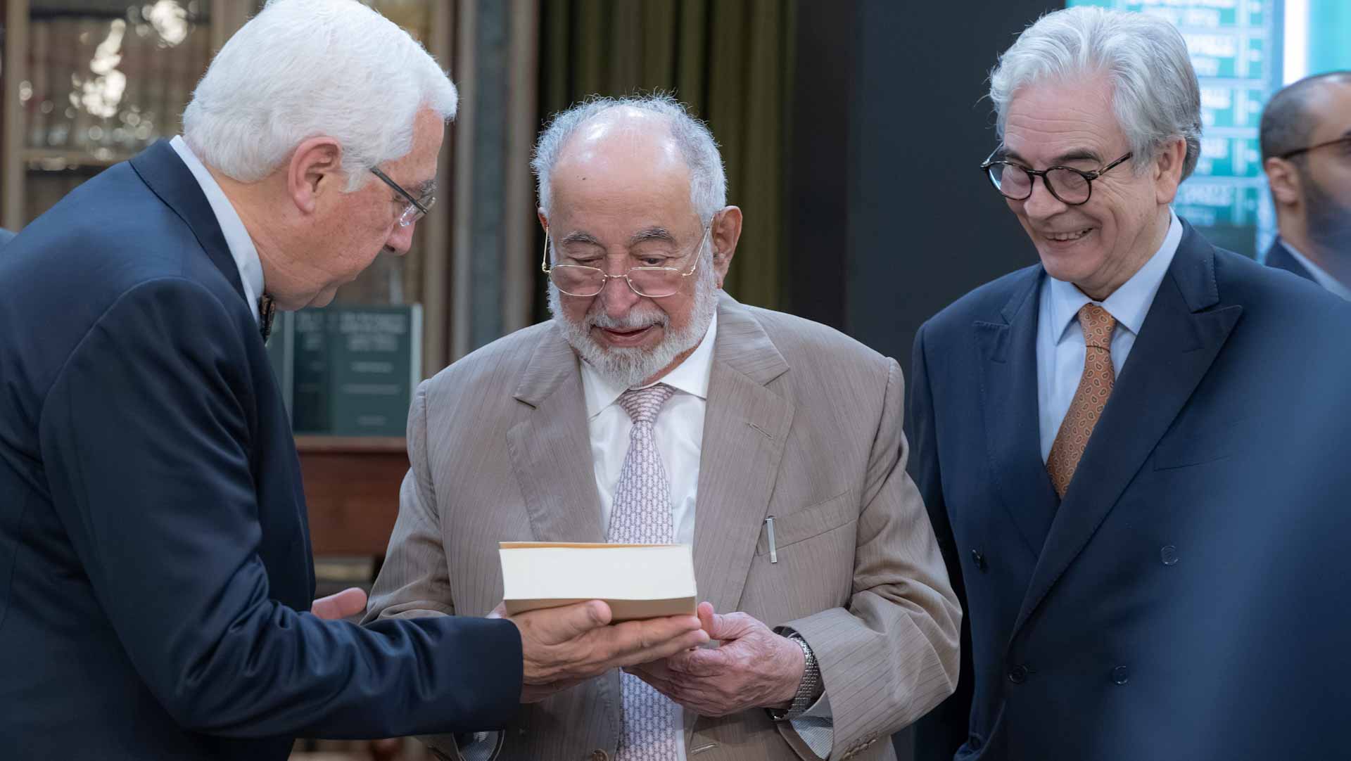 صورة بعنوان: <span class="scChromeData">{"commands":[{"click":"chrome:common:edititem({command:\"webedit:open\"})","header":"Edit the related item","icon":"/temp/iconcache/office/16x16/cubes.png","disabledIcon":"/temp/cubes_disabled16x16.png","isDivider":false,"tooltip":"Edit the related item in the Content Editor.","type":"common"},{"click":"chrome:rendering:personalize({command:\"webedit:personalize\"})","header":"Personalize","icon":"/temp/iconcache/office/16x16/users_family.png","disabledIcon":"/temp/users_family_disabled16x16.png","isDivider":false,"tooltip":"Create or edit personalization for this component.","type":"sticky"},{"click":"chrome:rendering:editvariations({command:\"webedit:editvariations\"})","header":"Edit variations","icon":"/temp/iconcache/office/16x16/windows.png","disabledIcon":"/temp/windows_disabled16x16.png","isDivider":false,"tooltip":"Edit the variations.","type":"sticky"}],"contextItemUri":"sitecore://master/{53727B62-5DBE-4C9F-9BBF-A324716936B1}?lang=ar&ver=1","custom":{},"displayName":"Title","expandedDisplayName":"This is require field and Maximum 90 character is allow"}</span><span sc_parameters="prevent-line-break=true" class="scWebEditInput scEnabledChrome" id="fld_53727B625DBE4C9F9BBFA324716936B1_E873DAB3C3324E8EB106973D9F53F5B7_ar_1_647078b095854f939f86bb49c8da4466_4601_edit" contenteditable="true" scdefaulttext="[No text in field]" scfieldtype="single-line text" sc-part-of="field">حاكم الشارقة يطلق النسخة البرتغالية من "البرتغاليون في بحر عُمان"</span>_A6B22D900B54487CB90AD3B0DBDC8042