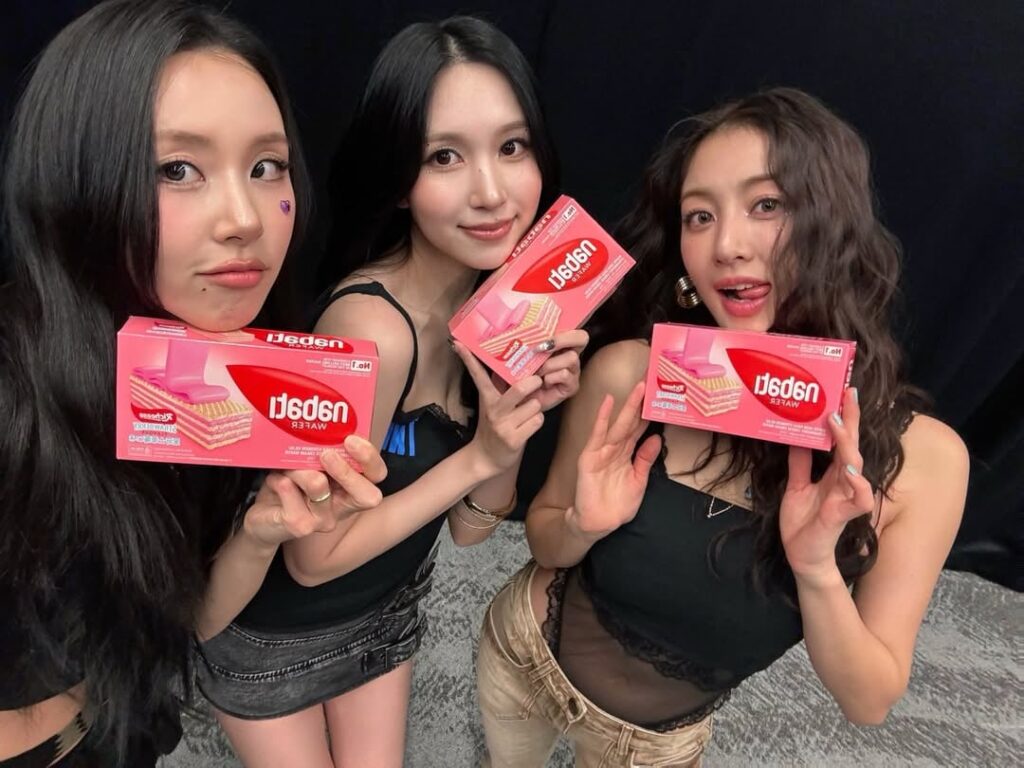 260215 تحديث TWICEtagram - كل لحظة في هذه الجولة العالمية، نقولها مع النبطي ✨🌍 حلوى انضمت إلينا في الجولة! جربنا نكهة الفراولة الجديدة من @nabati_id 🩷🍓 لذيذة جدًا! شكرا لك! هل يمكنك تخمين ما سيأتي بعد ذلك؟ 👀 ترقبوا مفاجأة مميزة ~ 🎁