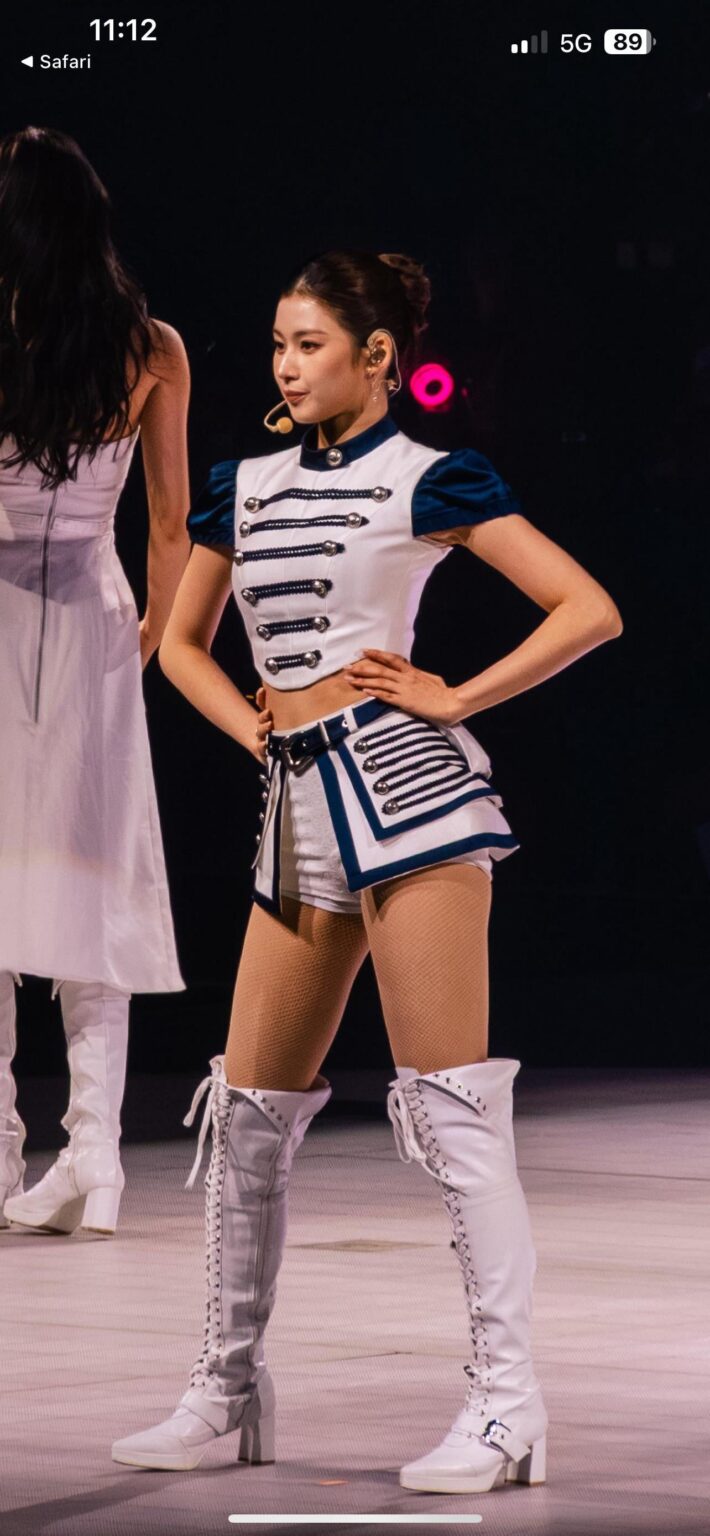 هل لدى أي شخص صور لـ Oakland Day 2 of Sana بهذا الزي وتصفيفة الشعر عن قرب؟ لا يمكن العثور على هذا إلا من خلال بحثي