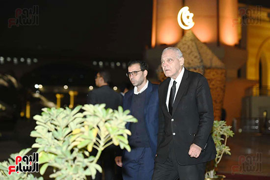 أسرة الراحل الدكتور مفيد شهاب تستقبل المعزين بمسجد المشير طنطاوى (3)