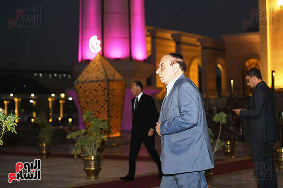 أسرة الراحل الدكتور مفيد شهاب تستقبل المعزين بمسجد المشير طنطاوى (9)