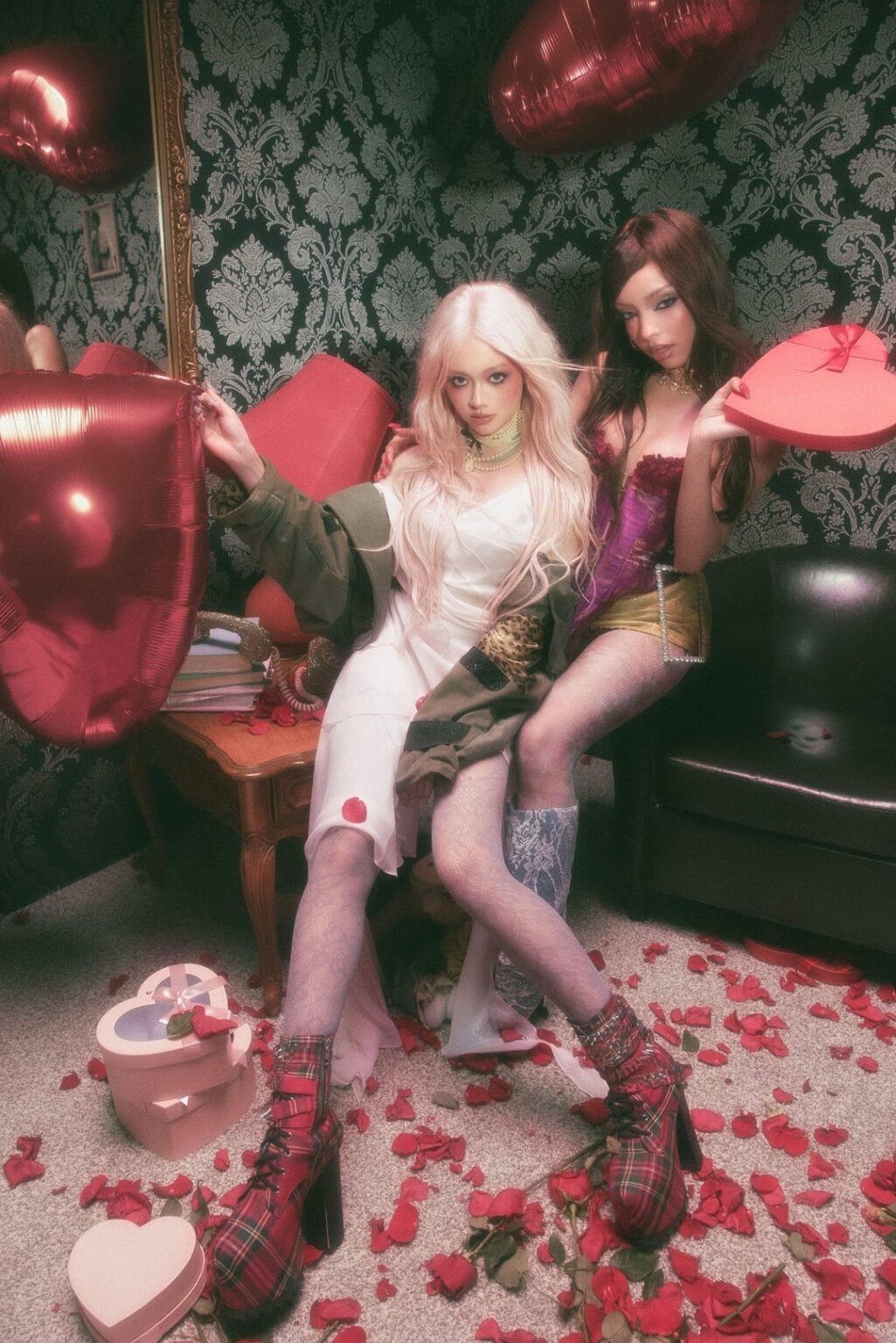 GIRLSET – الأغنية المنفردة الثالثة: Tweak (إصدار صور ثنائي من الورود هي أشواك) GIRLSET - الأغنية المنفردة الثالثة: Tweak (إصدار صور ثنائي من الورود هي أشواك)