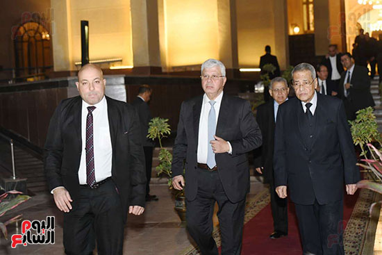 أسرة الراحل الدكتور مفيد شهاب تستقبل المعزين بمسجد المشير طنطاوى (10)