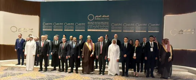 صورة جماعية من اجتماع المدراء السياسيين للتحالف الدولي لهزيمة تنظيم الدولة في السعودية