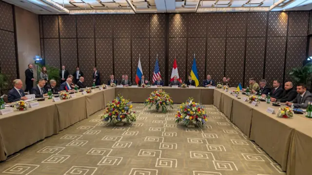جانب من اجتماع وفود من أوكرانيا وروسيا والولايات المتحدة خلال اليوم الأول من الجولة المحادثات في جنيف في سويسرا في 17 فبراير/شباط 2026.
