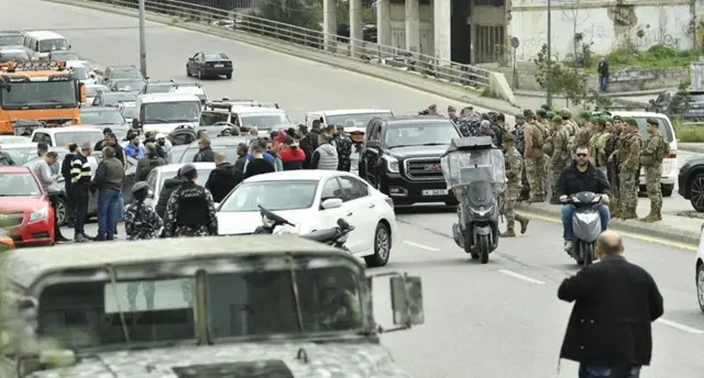 قطع السير على جسر "الرينغ" وسط العاصمة اللبنانية بيروت احتجاجاً على زيادة الضرائب الجديدة.