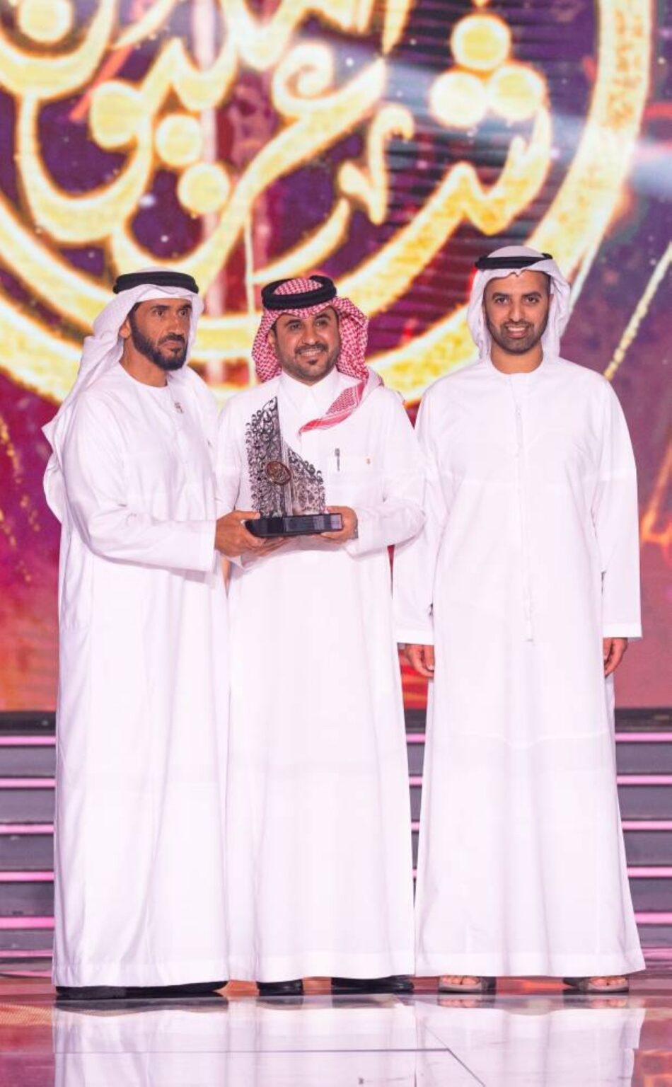 ولي عهد رأس الخيمة ونهيان بن زايد يتوجان الفائز في الموسم الـ12 لبرنامج شاعر المليون Al Bayan