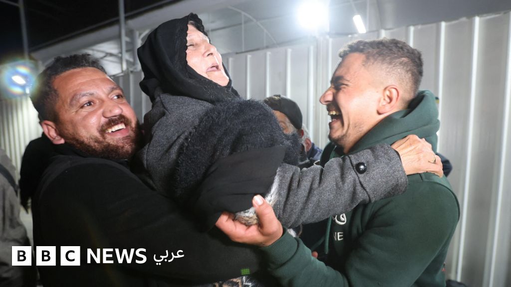 قتلى وجرحى في قصف إسرائيلي على غزة مع استمرار الحركة عند معبر رفح، وحماس تقول إن المرحلة المقبلة مليئة بـ"الأسئلة الكبرى"