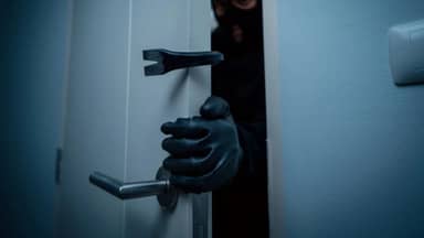 يسرق ويفرّ إلى سوريا.. ثمّ يعود لاستكمال نشاطه الإجرامي! يسرق ويفرّ إلى سوريا.. ثمّ يعود لاستكمال نشاطه الإجرامي!