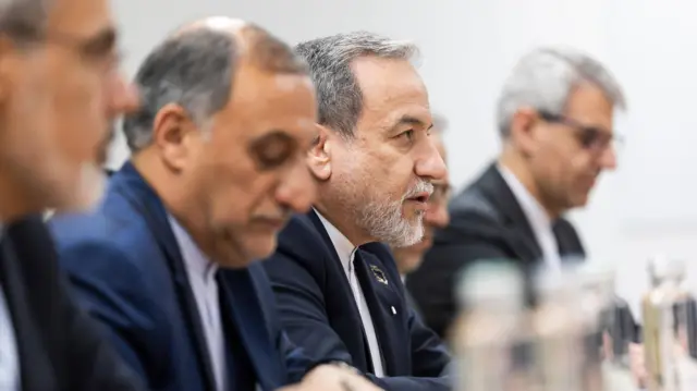 وزير الخارجية الإيراني عباس عراقجي خلال اجتماع بين سويسرا وإيران في إطار الجولة الثانية من المحادثات الأمريكية الإيرانية في 17 فبراير/شباط 2026.