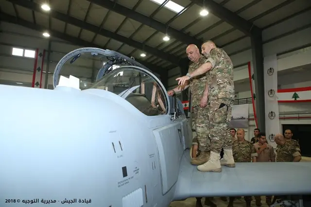 تظهر الصورة جوزاف عون، وكان يشغل حينها منصب قائد الجيش اللبناني، يتفقّد طائرات Super Tucano خلال مراسم تسلّم الدفعة الثانية منها في قاعدة حامات الجوية، 12 حزيران 2018.