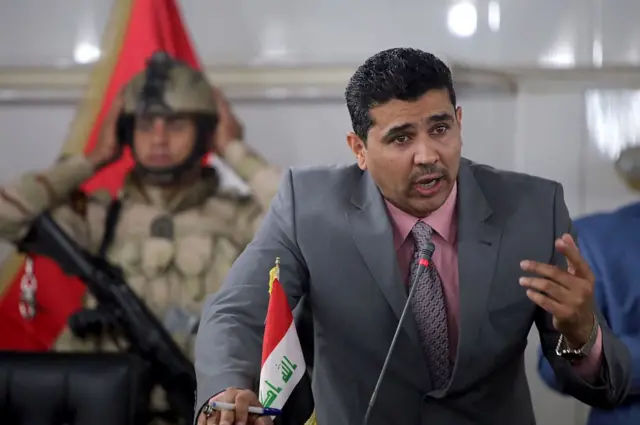 صورة أرشيفية للعميد سعد معن، المتحدث باسم وزارة الداخلية، يتحدث في 30 نوفمبر/تشرين الثاني 2013 في بغداد خلال ندوة لأصحاب المقاهي، يقترح فيها تدابير لمنع وقوع هجمات انتحارية.