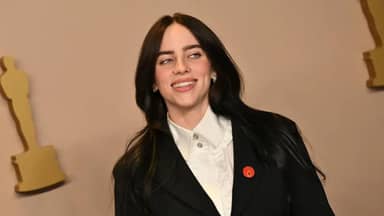 مزحة انتهت بـ "ترحيل"... كيف طردت بيلي أيليش ناشطاً أسترالياً من أميركا؟