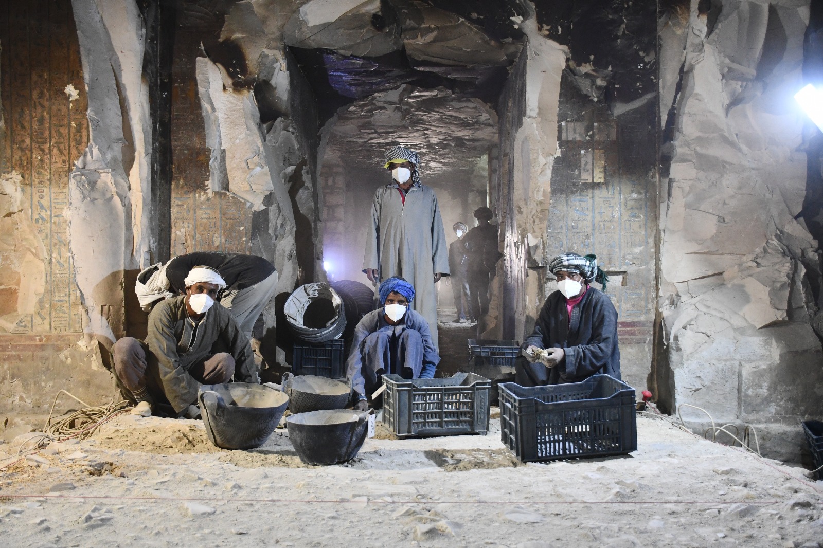 العمل داخل مقبرة بادى آمون أوبت بطول 320 متراً في جبانة العساسيف