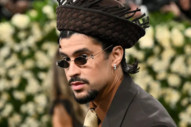 باد باني في حفل ميت غالا 2025 الذي احتفى بمعرض "سوبرفاين: تصميم أزياء السود" الذي أقيم في متحف متروبوليتان للفنون في الخامس من مايو/أيار 2025 في مدينة نيويورك. 