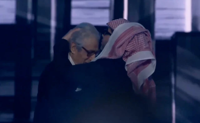 تركي آل الشيخ يقبّل رأس وزير الثقافة المصري الأسبق فاروق حسني خلال حفل توزيع جوائز "جوي أووردز"، يناير/كانون الثاني 2026.