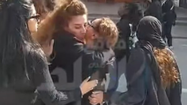 علا رشدي تشيع جثمان والدها بالدموع.. وأحمد السعدني أبرز الحاضرين