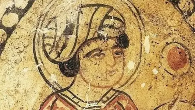 تقول إحدى الروايات إن الحاكم بأمر الله أمر بمنع النساء من مغادرة بيوتهن ليلاً إلا خلال شهر رمضان على أن يكون هناك غلام يتقدمهن حاملاً فانوساً