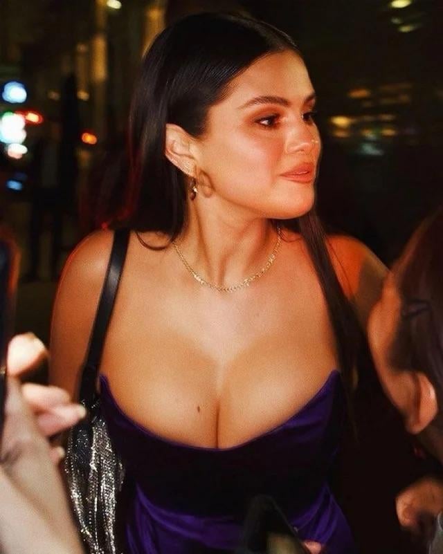 Selenaaaaa
