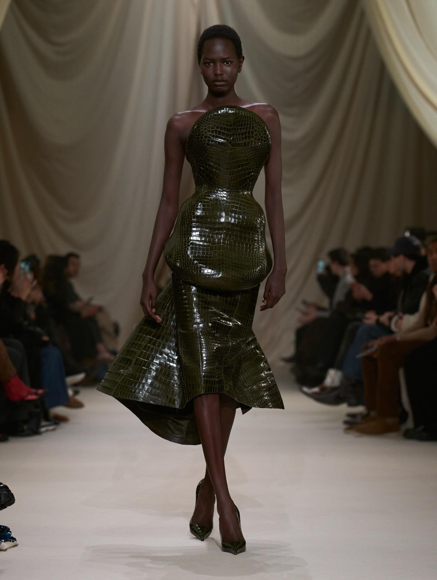 من عرض أزياء محمد آشي لربيع وصيف 2026 للخياطة الراقية (إنستغرام)