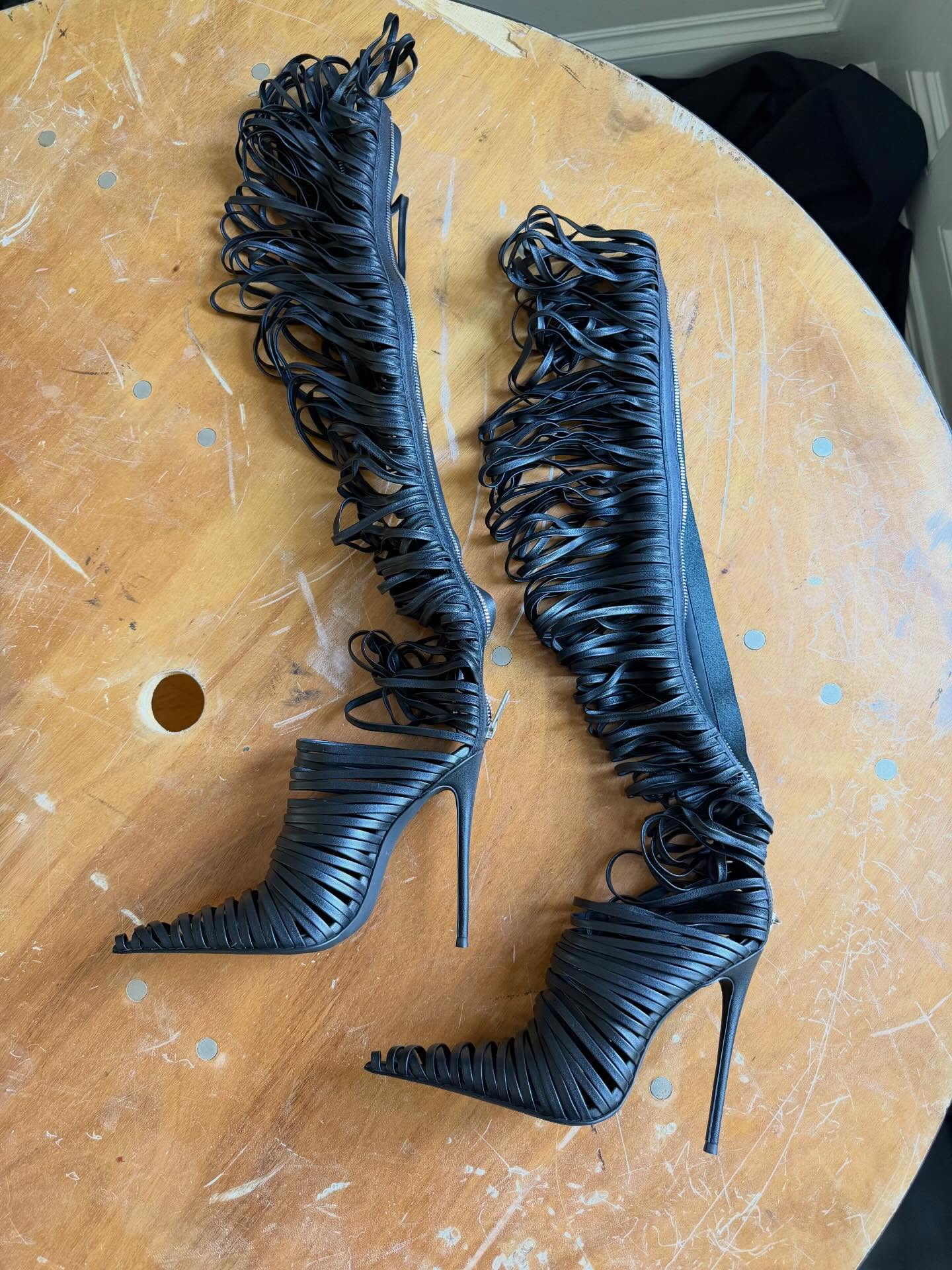 الجزمة التي انتعلتها مارغو روبي من علامة Markgong (إنستغرام)