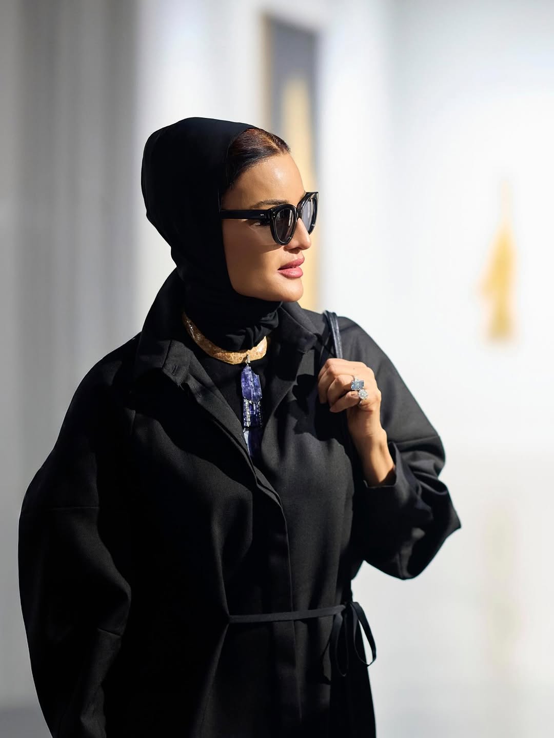 الشيخة موزة بإطلالة أنيقة في آرت بازل قطر (انستغرام)