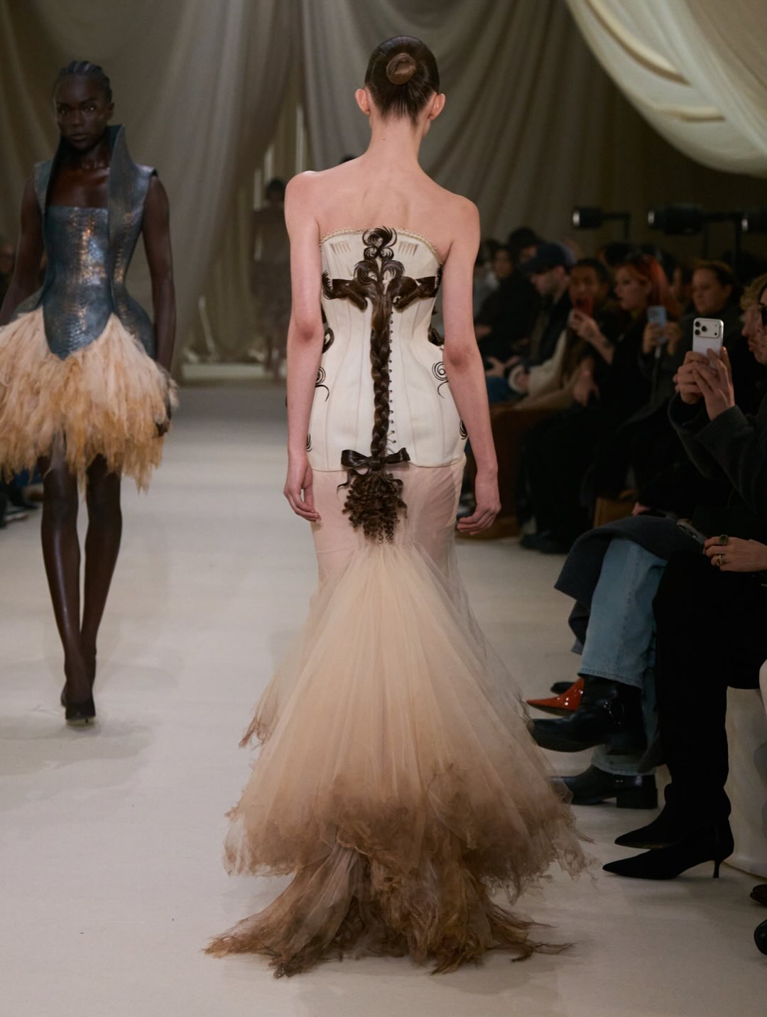 من عرض أزياء محمد آشي لربيع وصيف 2026 للخياطة الراقية (إنستغرام)