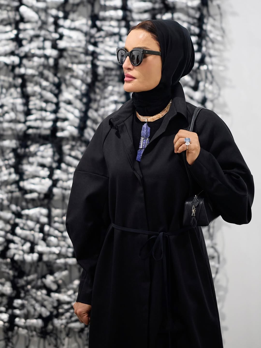 الشيخة موزة بإطلالة أنيقة في آرت بازل قطر (انستغرام)