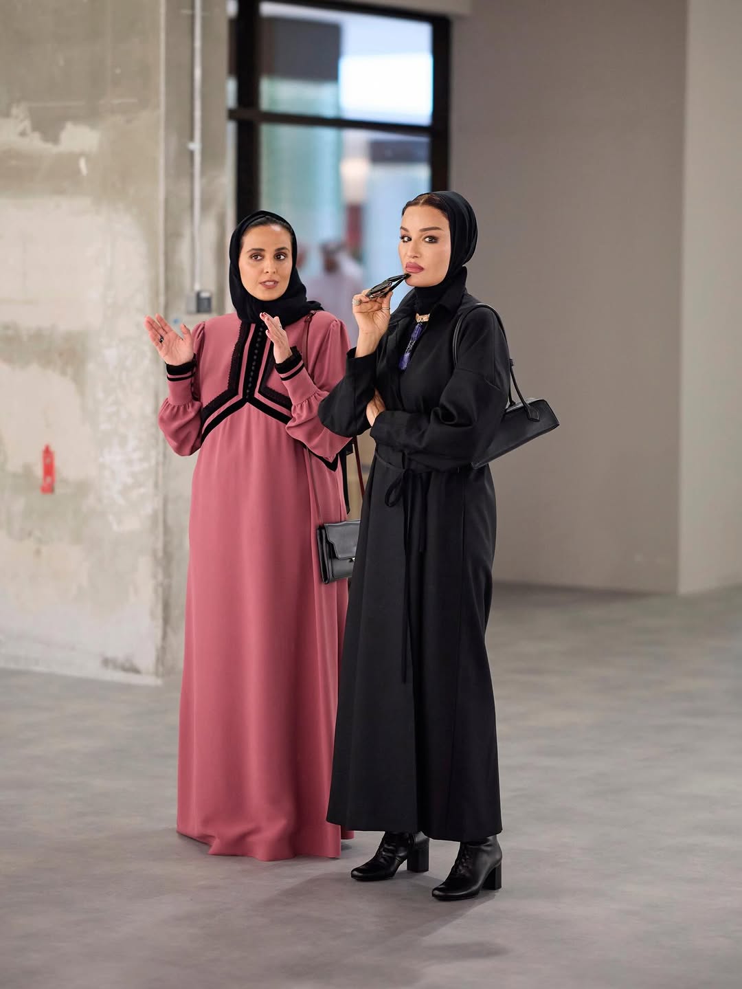 الشيخة موزة بإطلالة أنيقة في آرت بازل قطر (انستغرام)