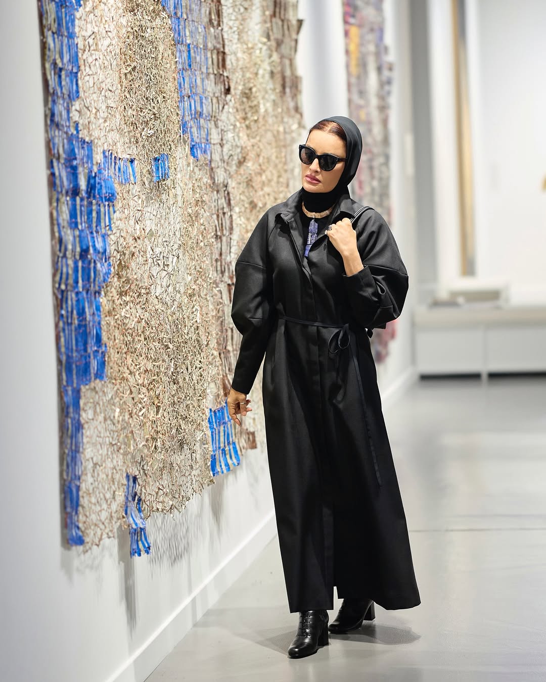 الشيخة موزة بإطلالة أنيقة في آرت بازل قطر (انستغرام)