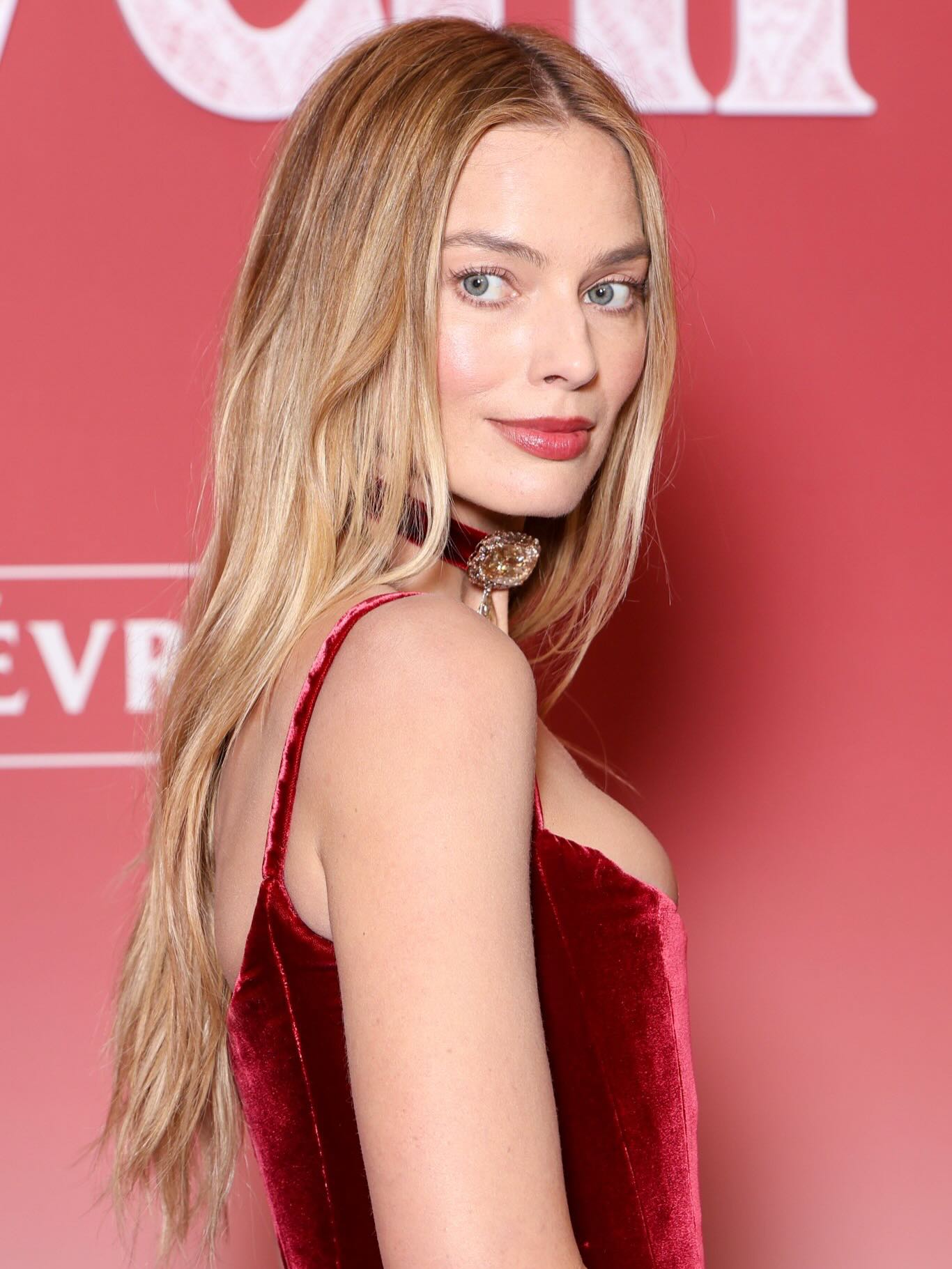 مارغو روبي بتصميم شانيل (إنستغرام)