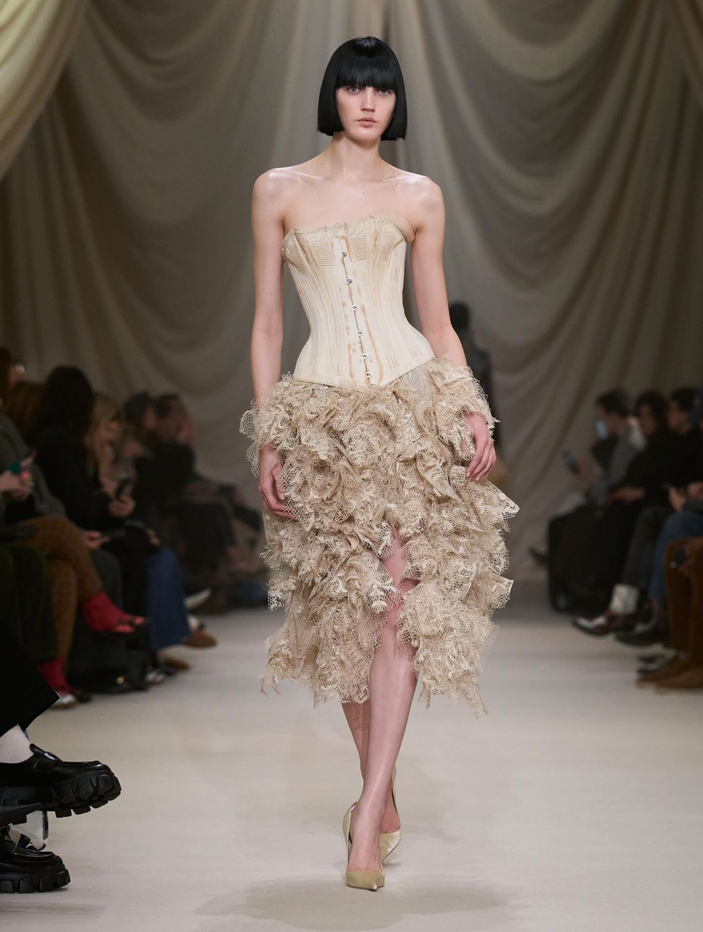 من عرض أزياء محمد آشي لربيع وصيف 2026 للخياطة الراقية (إنستغرام)