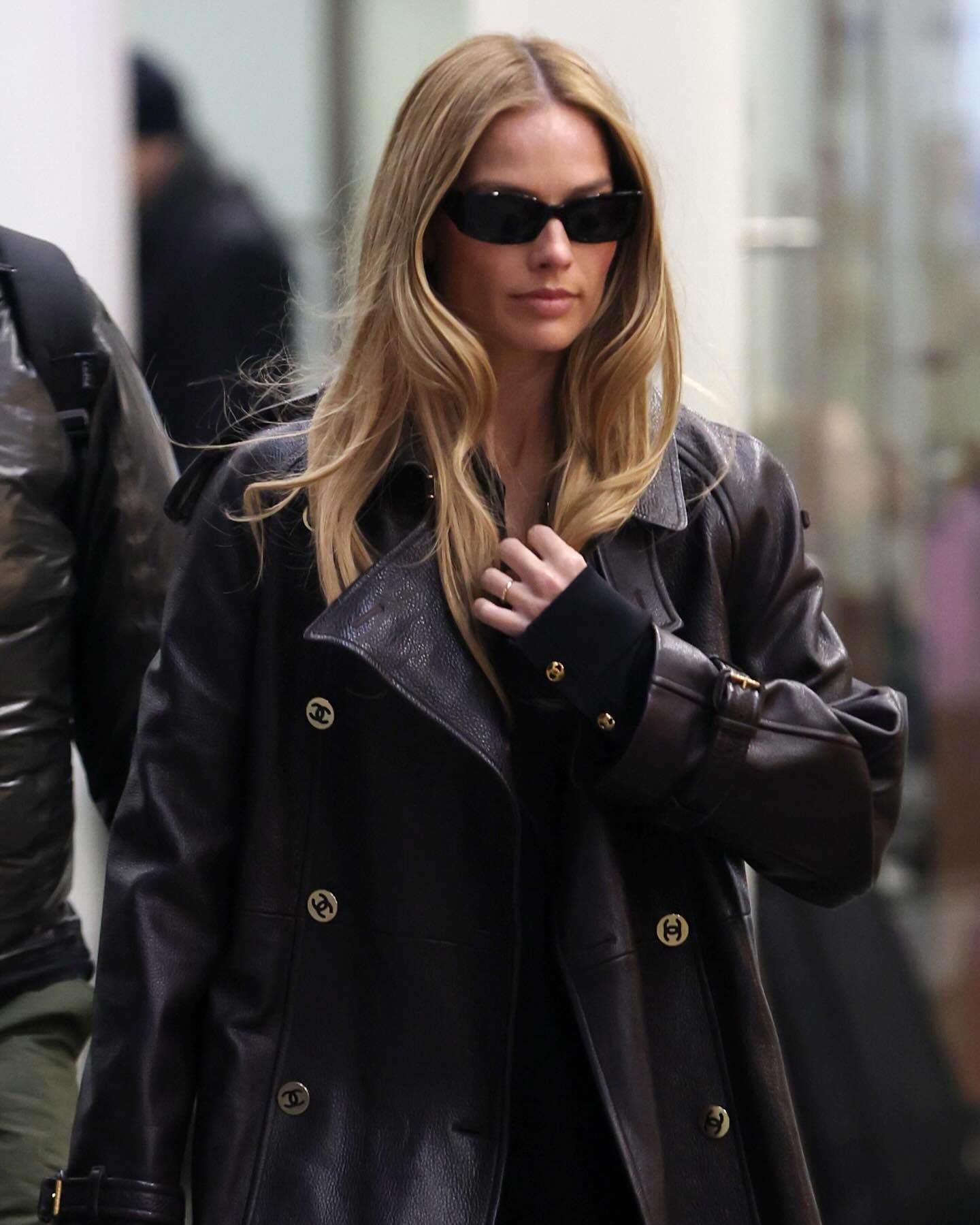 مارغو روبي عند وصولها إلى لندن (إنستغرام)