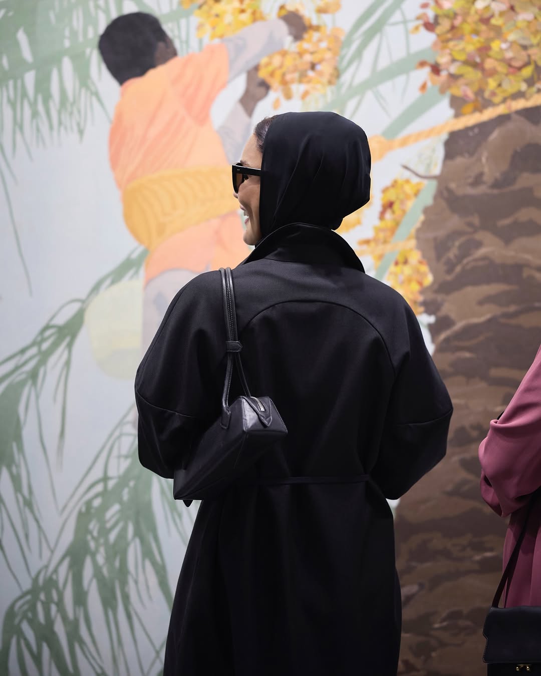 الشيخة موزة بإطلالة أنيقة في آرت بازل قطر (انستغرام)