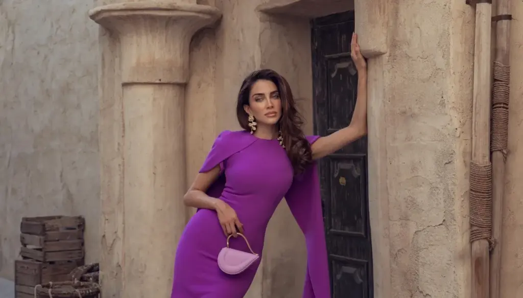 3 إطلالات رمضانيّة راقية بفساتين كاب تألّقت بها جيسيكا قهواتي