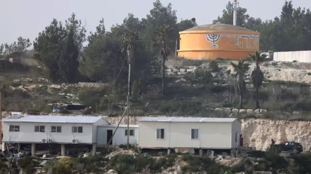 مستوطنة هومش الإسرائيلية كما تُرى من قرية برقة الفلسطينية المجاورة، شمال غرب نابلس، الضفة الغربية، 2 فبراير 2026. 
