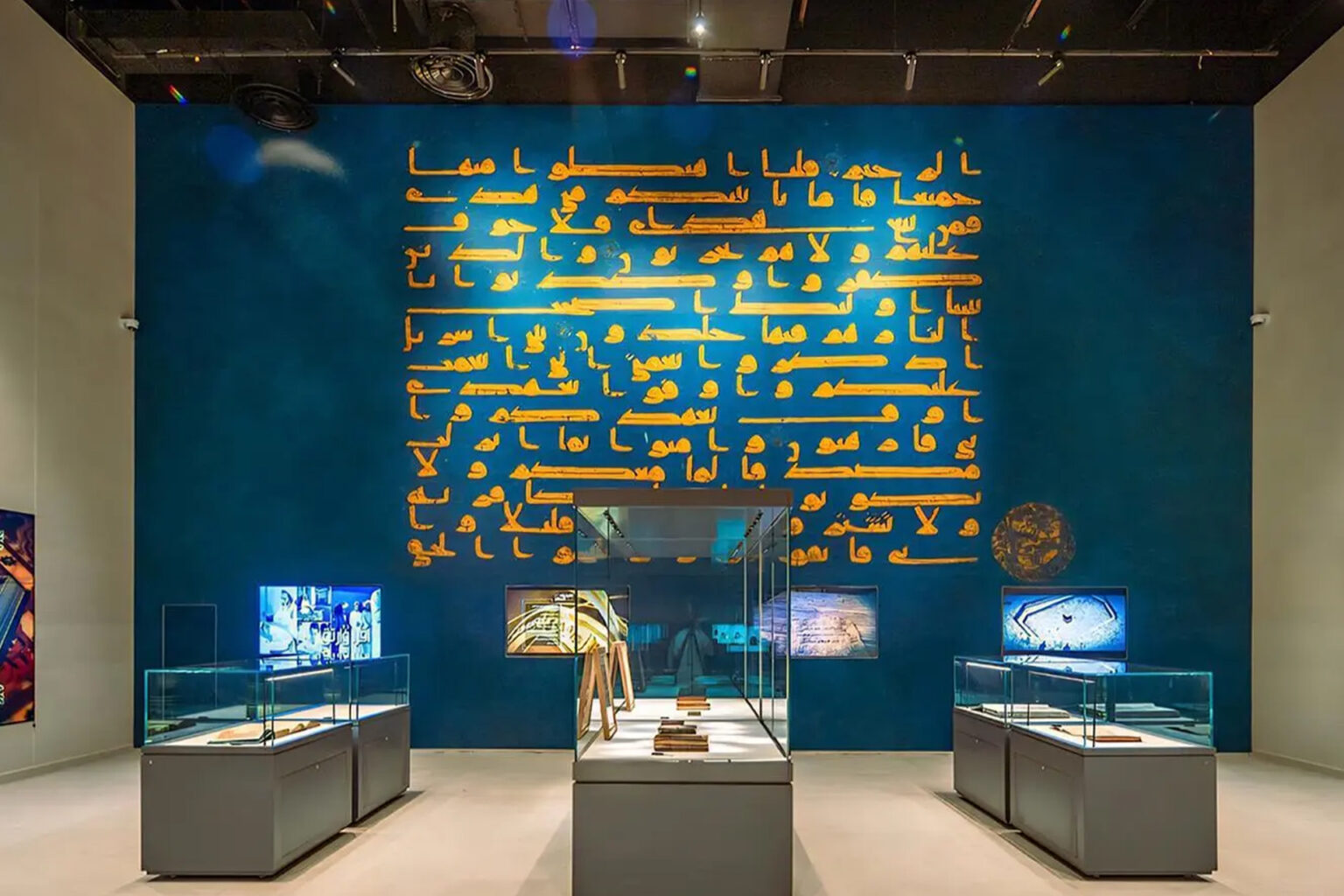 يعود للقرن الثالث الهجري.. شاهد نسخة نادرة من "المصحف الأزرق" في متحف القرآن بمكة | ثقافة