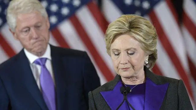 صورة أرشيفية تعود إلى عام 2016 لهيلاري كلينتون، المرشحة الديمقراطية السابقة للرئاسة تتوقف مؤقتاً أثناء إلقاء كلمتها بعد هزيمتها في الانتخابات أمام ترامب يوم الأربعاء 9 نوفمبر/تشرين الثاني 2016