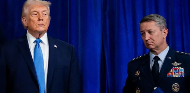 ترامب مع رئيس هيئة الأركان المشتركة، الجنرال دان كين