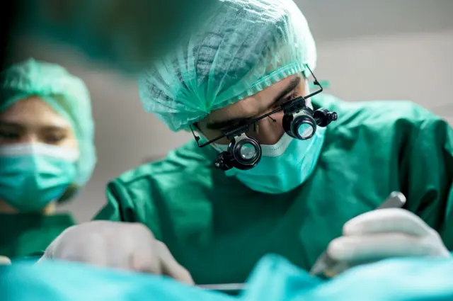 صورة تعبيرية لطبيب يجري جراحة لأحد المرضى