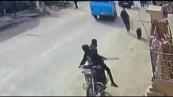 بالساطور في الشارع.. تفاصيل ما قبل تعدي سيدة على سائق توك توك بالساطور في الشارع.. تفاصيل ما قبل تعدي سيدة على سائق توك توك