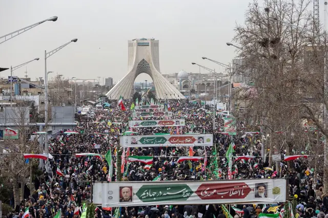 مسيرة حاشدة قرب برج آزادي في طهران، إيران، خلال الاحتفالات بإحياء ذكرى الثورة الإيرانية عام 1979، في 11 فبراير/شباط 2026.