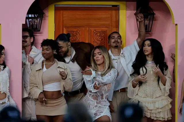 كاردي بي وكارول جي مع باد باني في السوبر بول