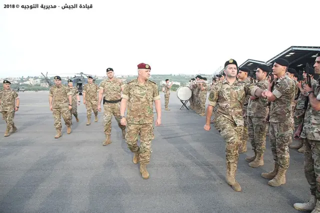 أرشيف – يتفقّد جوزاف عون، بصفته قائد الجيش اللبناني في ذلك الوقت، طائرات Super Tucano خلال مراسم تسلّم الدفعة الثانية منها في قاعدة حامات الجوية، بتاريخ 12 حزيران 2018.